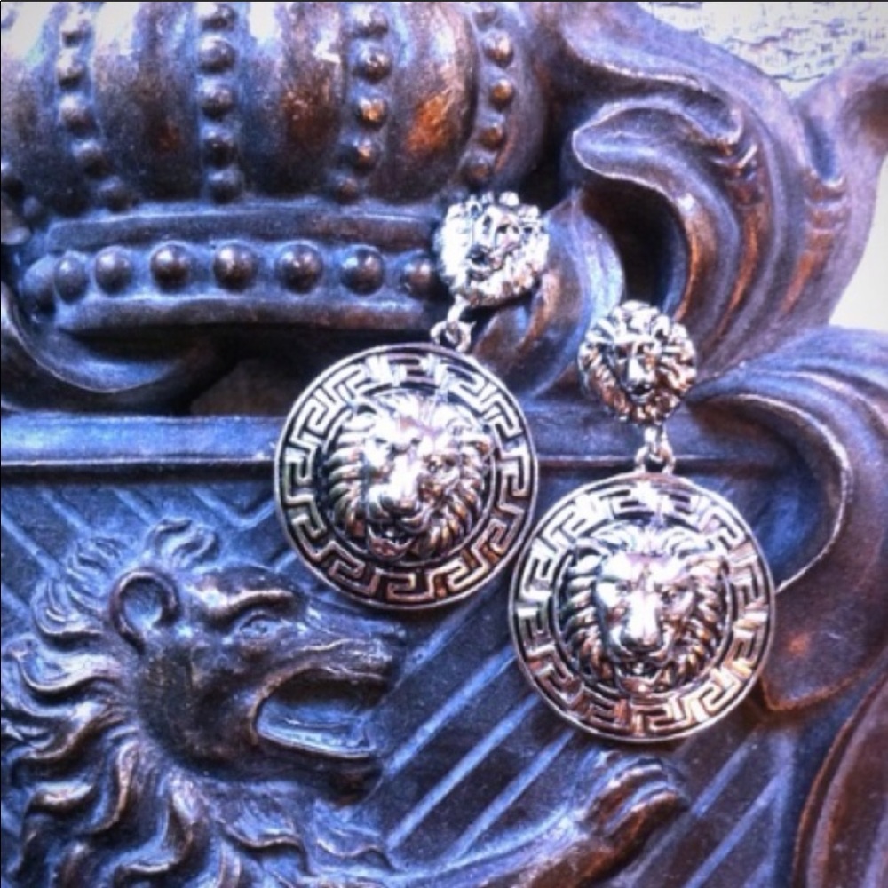 ⭐️HP⭐️2x Lion dangle earrings silver tone posts